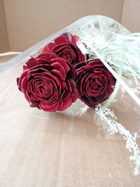 NWT Lowes bouquet of 3 wooden roses with baby's breath and grass accents